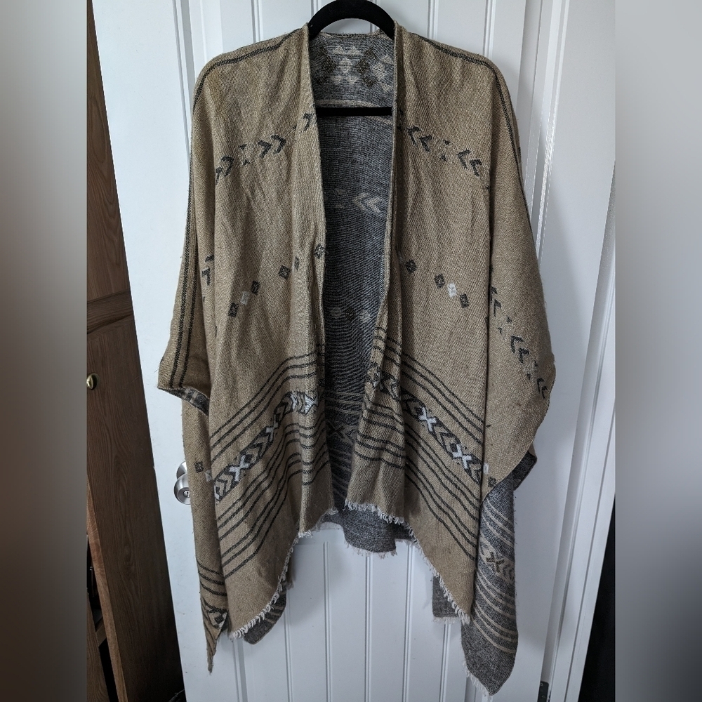 🔥 American Eagle Reversible Tan & Grey Poncho